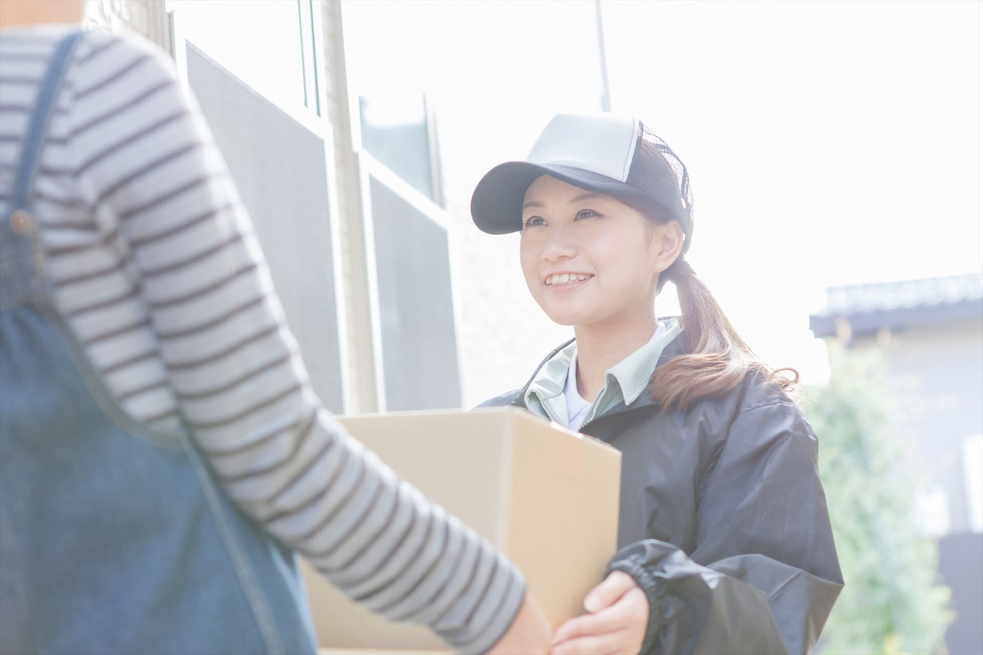 小包を渡す女性